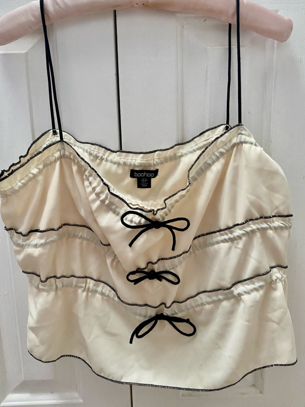 Boo hoo cream top with adjustable bow mid. Size US 8